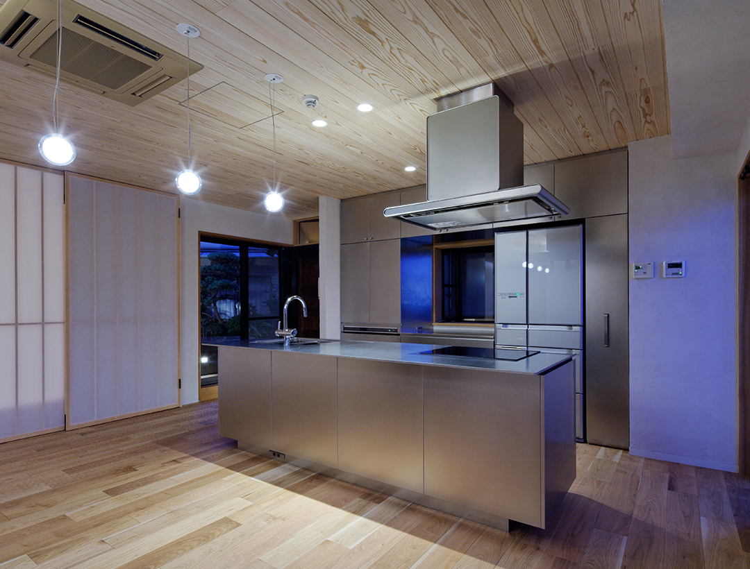 対面式をオールステンレスのアイランドキッチンに