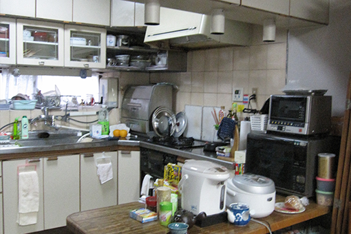 シンクをリビング側に移してコミュニケーションキッチン